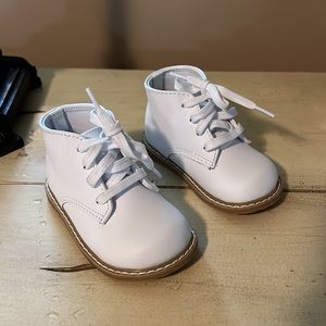 Baby white leather bootie